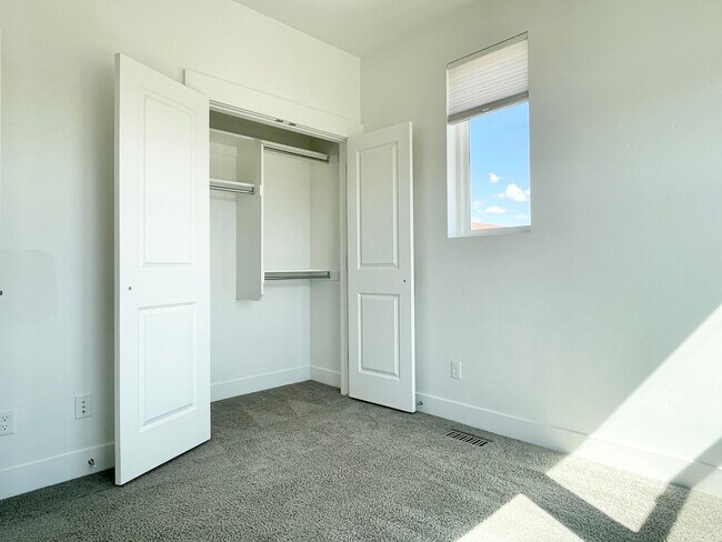 Building Photo - Gorgeous Townhome in South Jordan!