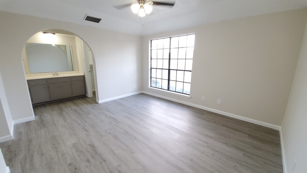 Building Photo - 2042 Magill St