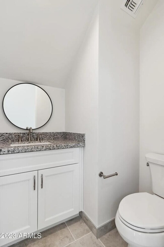 Building Photo - 902 W Hazelwood St