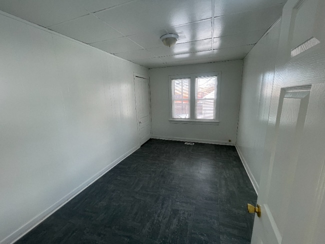 Building Photo - 221 N Davison St