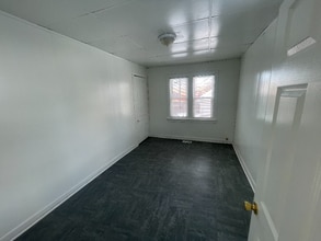 Building Photo - 221 N Davison St