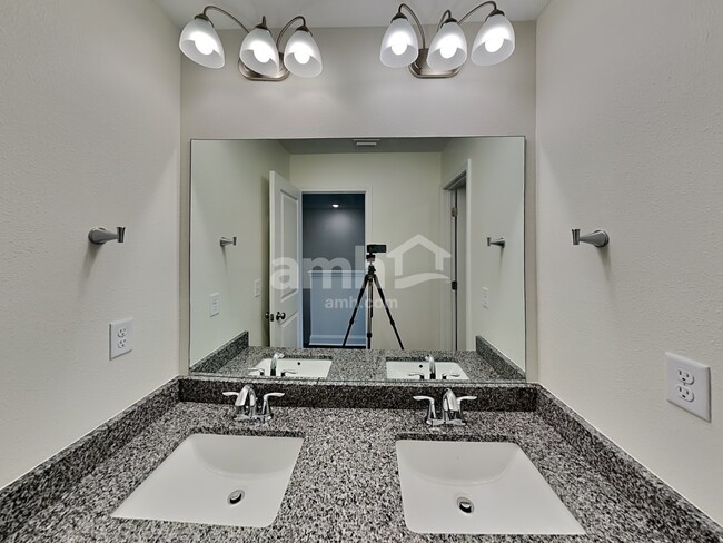 Building Photo - 400 Banyan Frst Dr