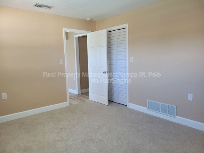 Building Photo - 1985 Cove Dr