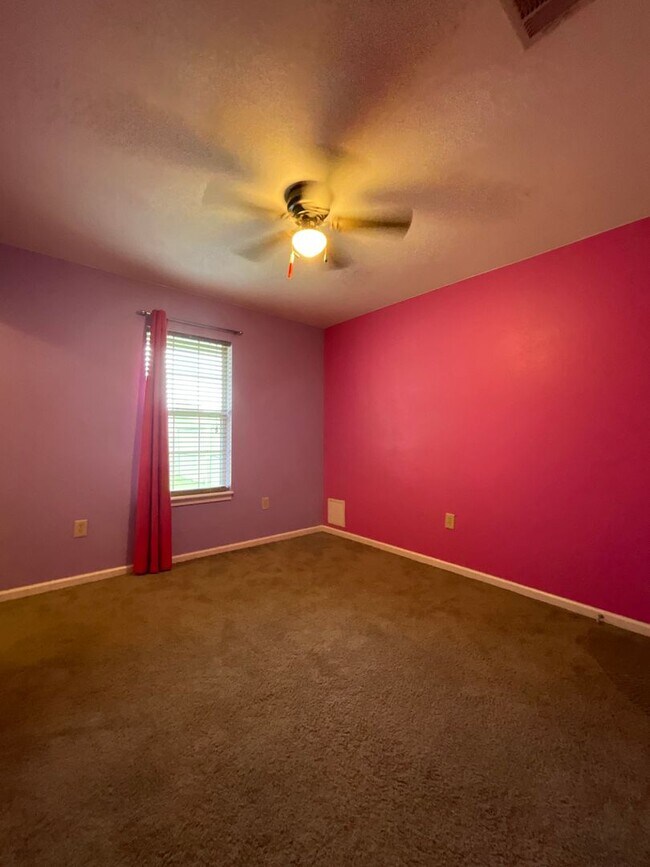 Building Photo - 2123 Hickory Dr