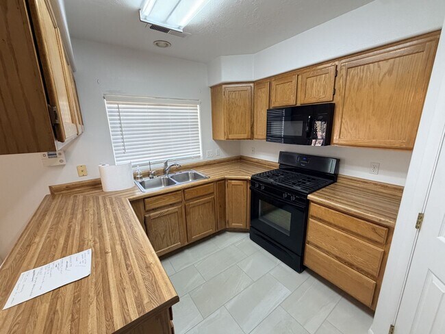 Building Photo - 204 N 2000 E