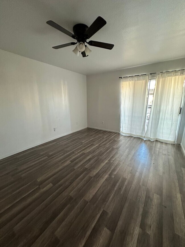 Building Photo - MUST SEE 2 BEDROOM CONDO!