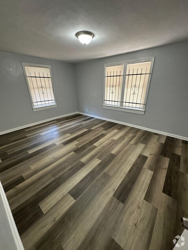 Building Photo - Fully renovated 2/1 single family residenc...