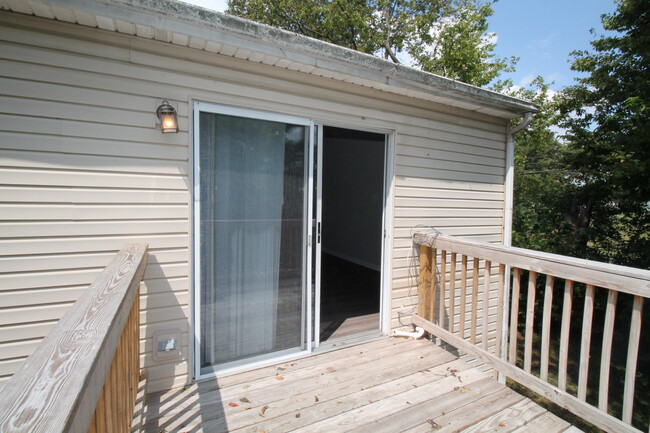 Building Photo - 414 Lakeview Dr