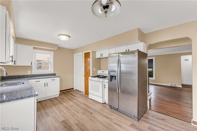 Building Photo - 655 E 240th St