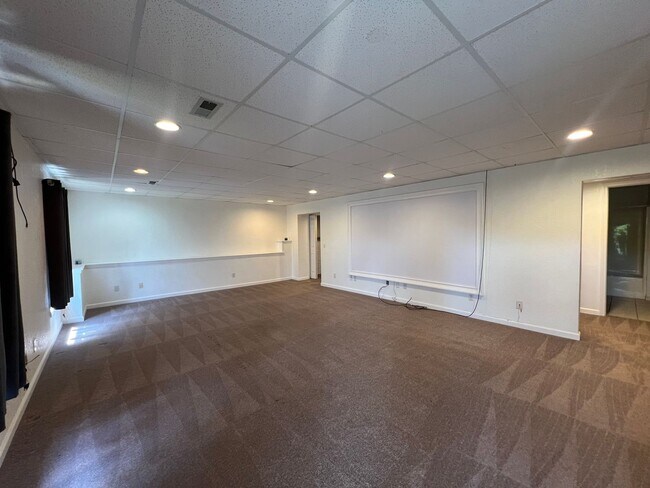 Building Photo - 360 Tall Oaks Dr