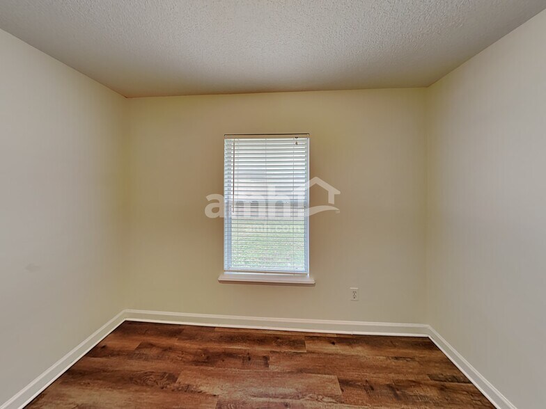 Building Photo - 3943 Hunters Lake Cir E