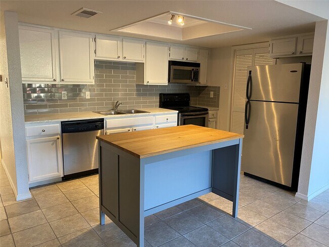 Building Photo - 14777 Wunderlich Dr