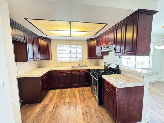 Building Photo - Welcome home to this charming and cozy corner-unit condo in the heart of Rancho Cucamonga!