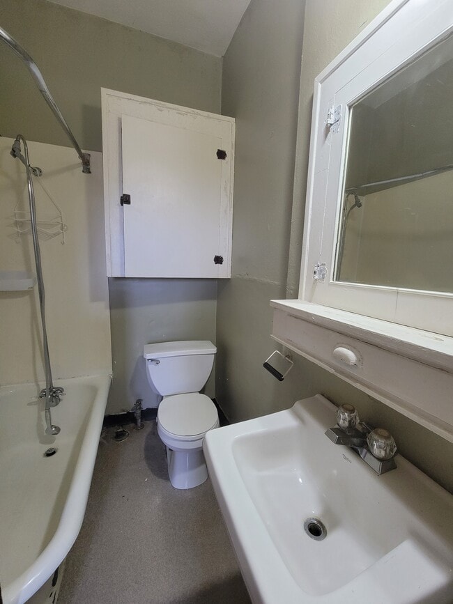 Building Photo - Best Apartments