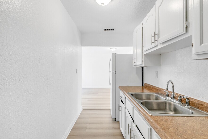 Building Photo - 832 W Colden Ave