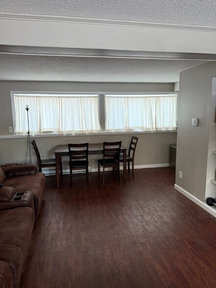 Building Photo - 200 Maple Rd