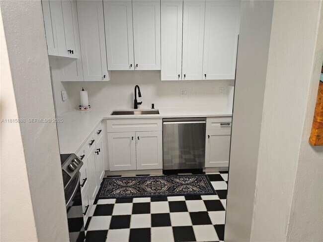 Building Photo - 215 SE 3rd Ave