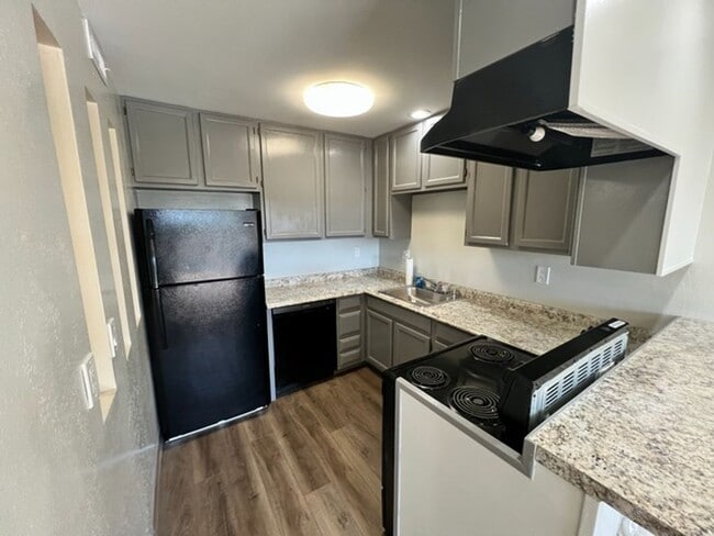 Building Photo - Conveniently located Refreshed Two Bedroom Condo