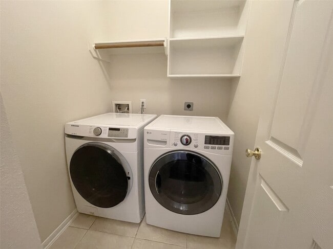 Building Photo - 2126 Winding Hollow Dr