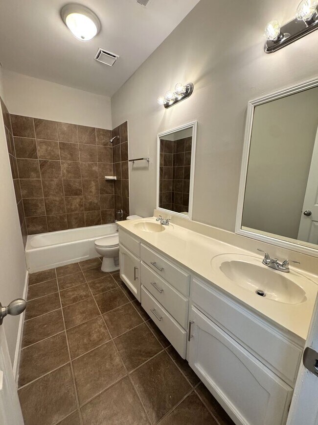 Building Photo - 620 Pinecrest Dr