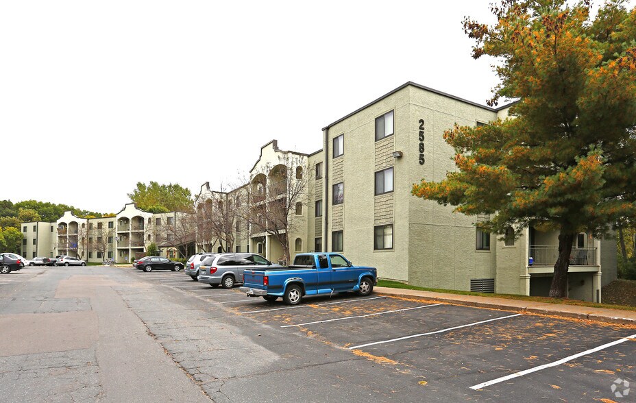 Pondview Apartments 2565 Ivy Ave E Maplewood MN 55119 Apartment Finder