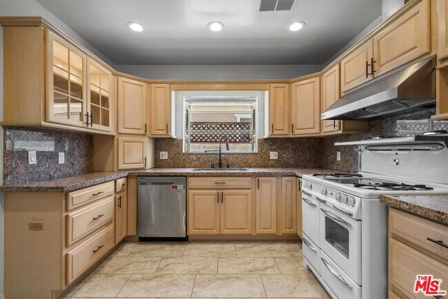 Building Photo - 923 W Orange Grove Ave