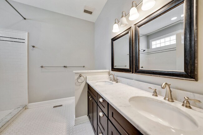 Building Photo - Beautiful 3Bed/2Bath home with Unique Features and Fenced Backyard!