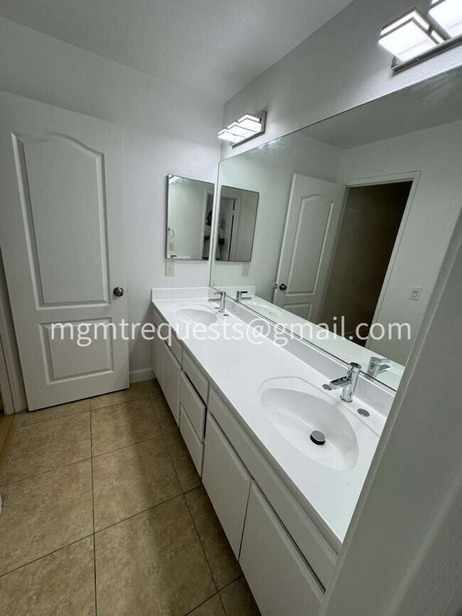 Building Photo - 11943 Olive St