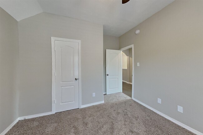 Building Photo - 8000 N Tarrytown Crossing Dr