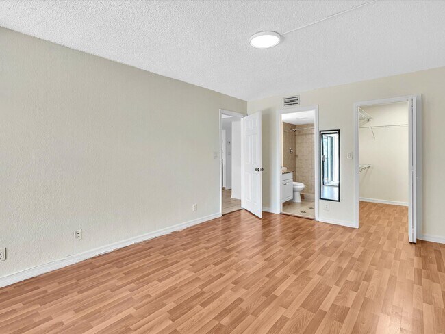 Building Photo - 220 Lakeview Dr