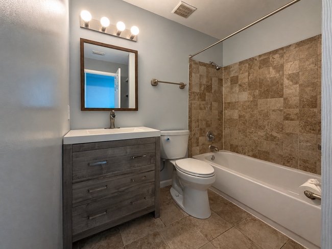 Building Photo - 2BR/1.5BA Townhouse in Mill Run!