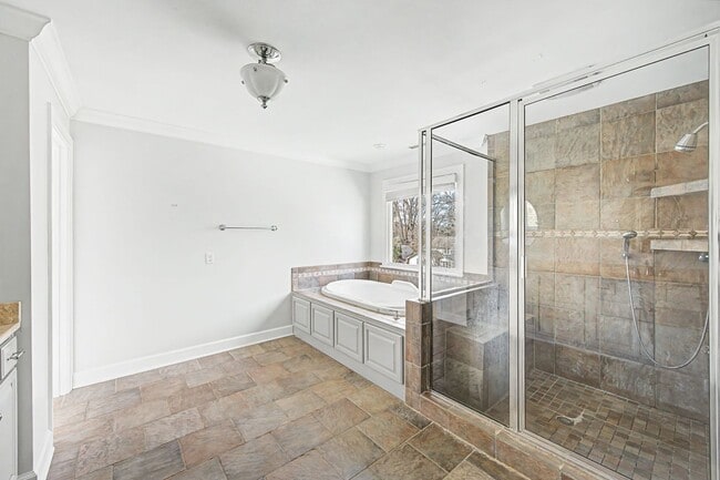 Building Photo - Beautiful 4BD/3.5BA home in the heart of Green Hills.