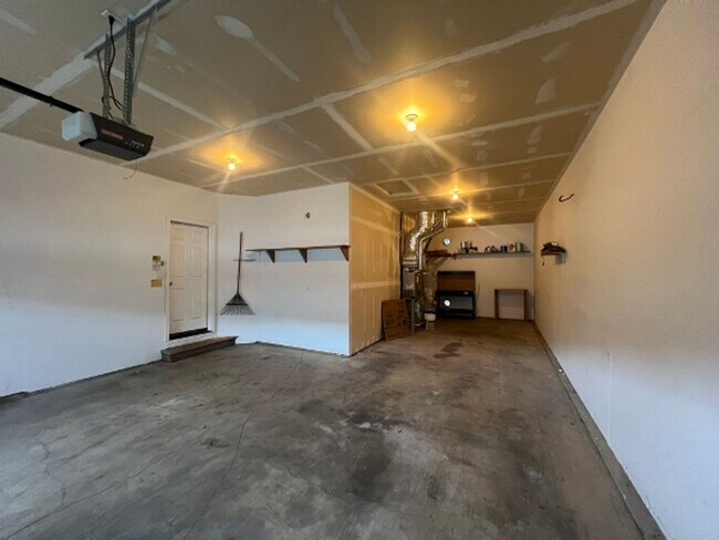 Building Photo - 2600 Farmer Ln SE
