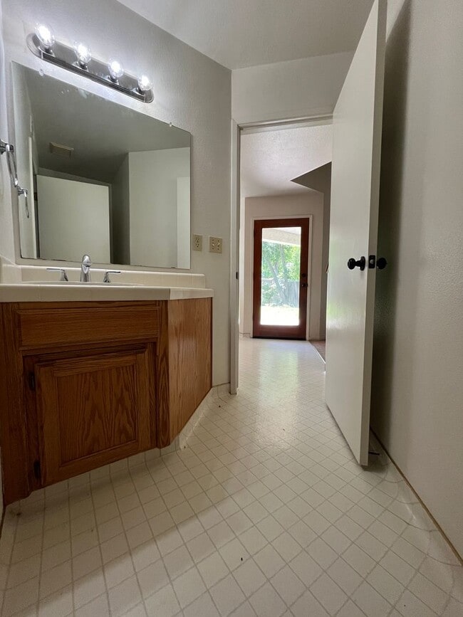 Building Photo - Robin