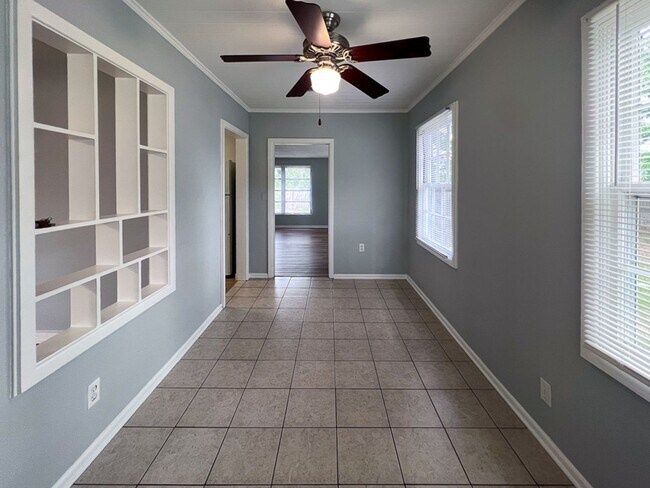 Building Photo - Pet Friendly 3BR/2BA Bungalow located in Gainesville Heights Available Mid-August!