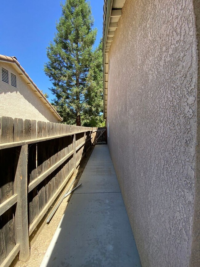 Building Photo - 2643 W Oakridge Ave