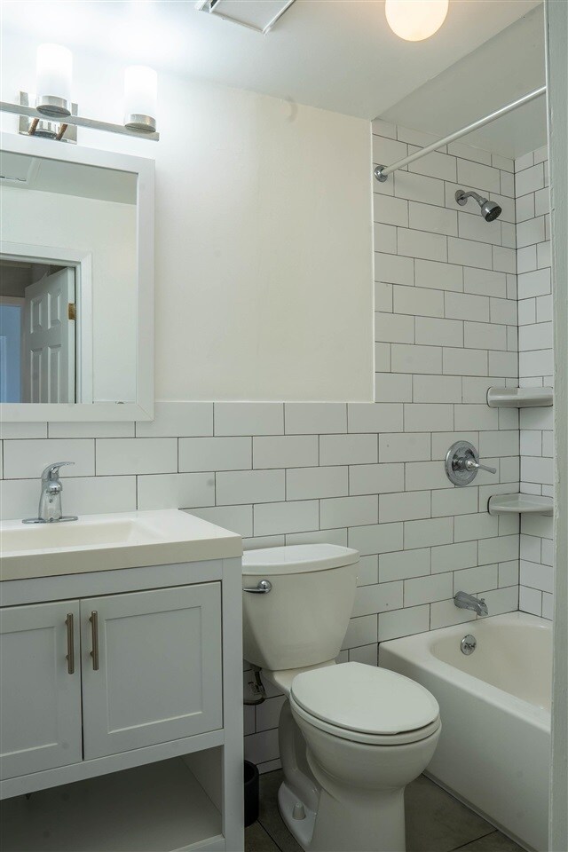 Building Photo - 426 13th St