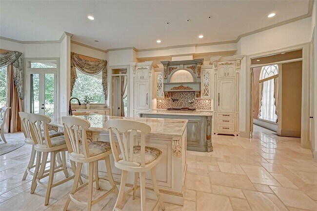 Building Photo - 16810 Southern Oaks Dr