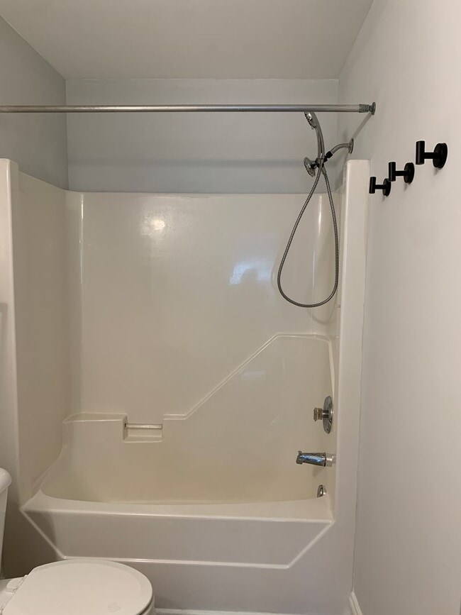 Building Photo - 2 Bedroom 1.5 Bath Townhome in Pleasant Gr...