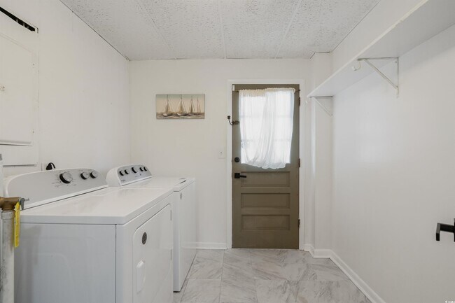 Building Photo - 917 9th Ave S