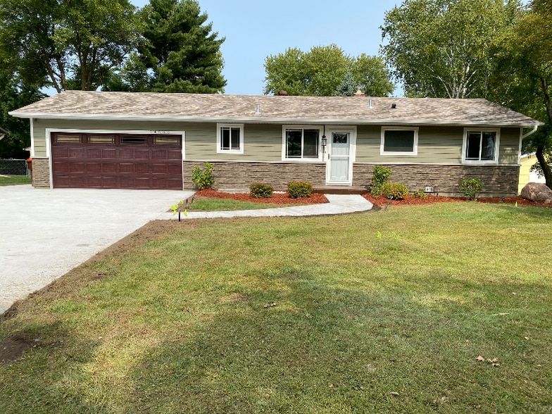 Building Photo - 14860 Upper 55th St N