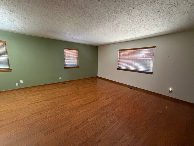 Building Photo - 2517 Chateau Dr