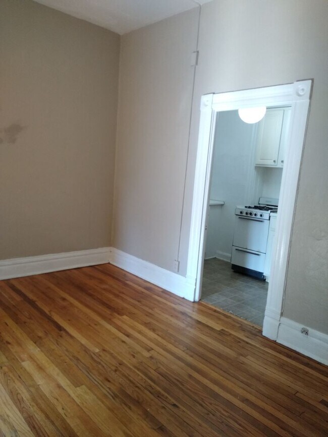 Building Photo - Charming Cap Hill 1 Bedroom w/ Claw Foot Tub