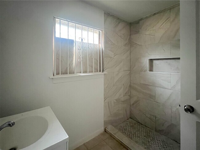 Building Photo - 13522 Hollypark Dr