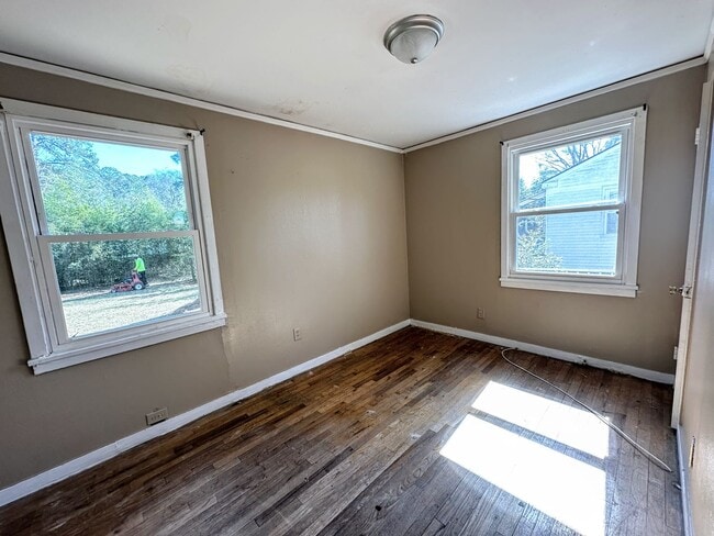 Building Photo - AFFORDABLE 2BEDROOM 1 BATH W/ SPACIOUS FEN...