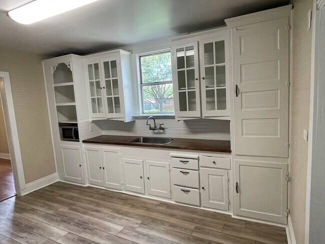 Building Photo - 422 S Orange St