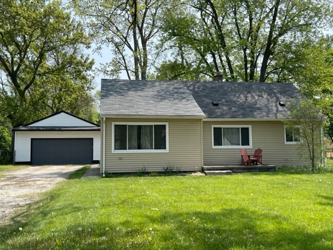 Primary Photo - ADORABLE 3 BED 1.5 BATH BUNGALOW -----DEER...