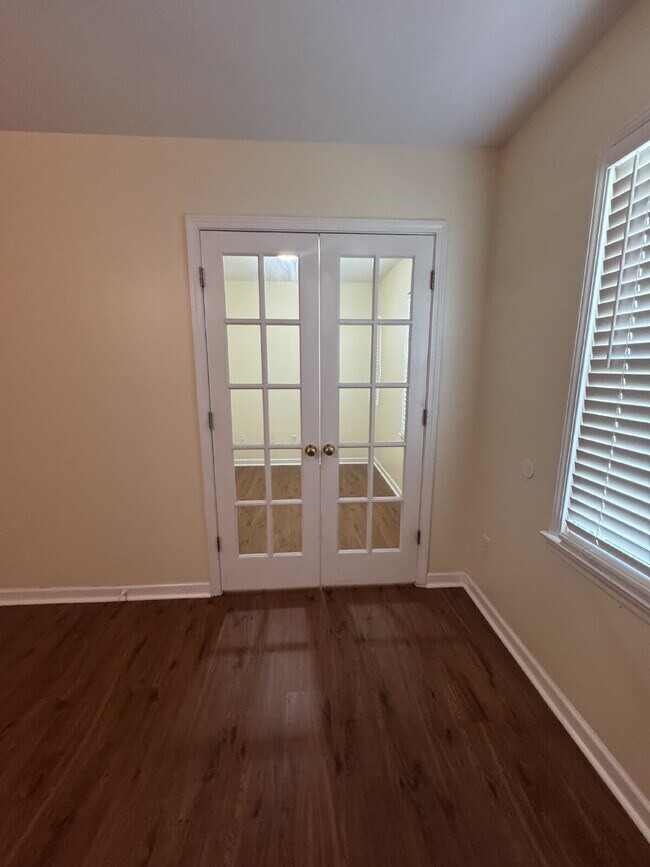 Building Photo - "Charming 3-Bedroom Retreat with Fireplace & Hardwood Floors in Fletcher, NC"