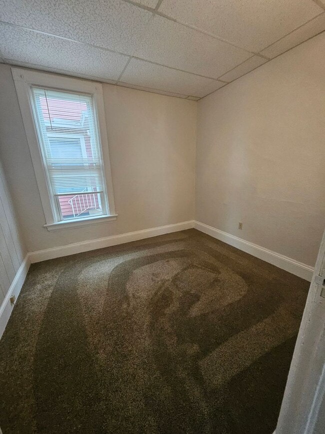 Building Photo - Lower 3 bedroom west side