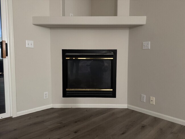 Building Photo - Move-In Ready 3-Bedroom Home with New Flooring & Fenced Yard